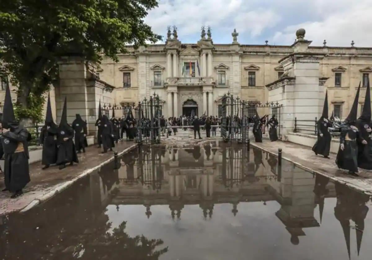 Nazarenos de los Estudiantes el Martes Santo de 2022