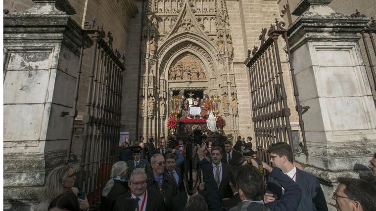 El misterio de la Sagrada Cena sale de la puerta de los Palos de la Catedral y volvería sin música a Los Terceros