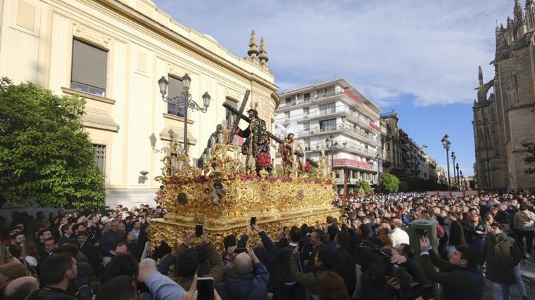 El público recogía la imagen de vuelta del Señor de la Victoria a su templo