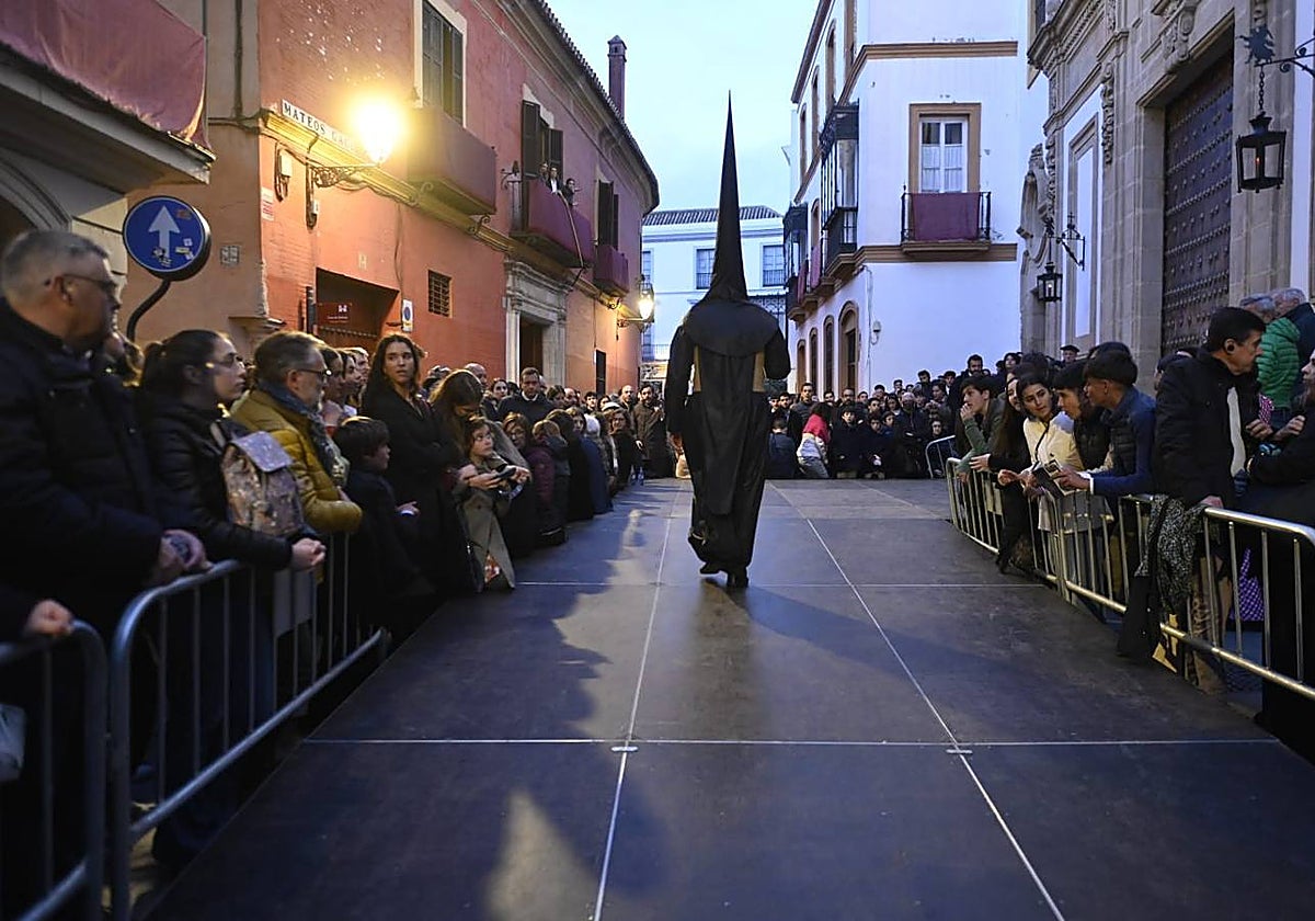 Decepción a las puertas de la parroquia de Santa Cruz, cuya hermandad no realizó estación de penitencia