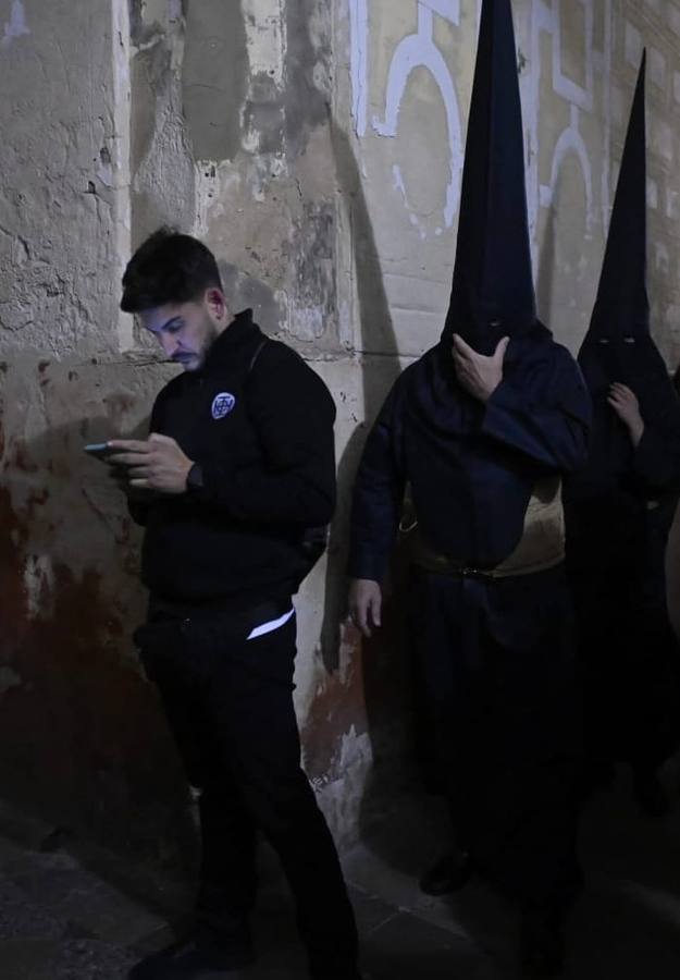 Decepción a las puertas de la parroquia de Santa Cruz, cuya hermandad no realizó estación de penitencia