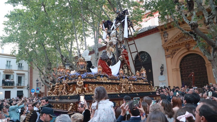 Paso de la hermandad de la Quinta Angustia saliendo de la parroquia de la Magdalena