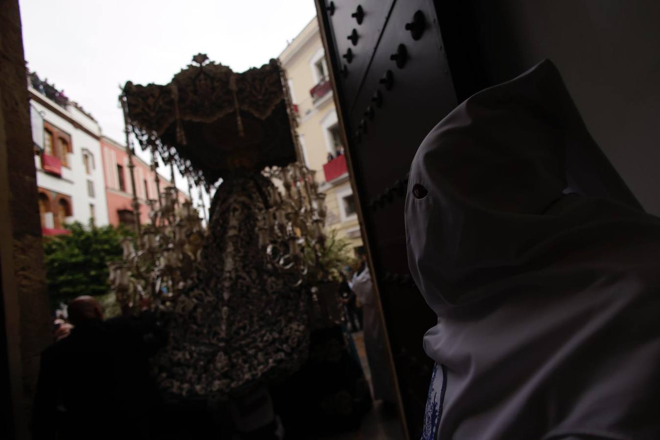 Salida de la hermandad de la Candelaria en la Semana Santa de Sevilla 2024