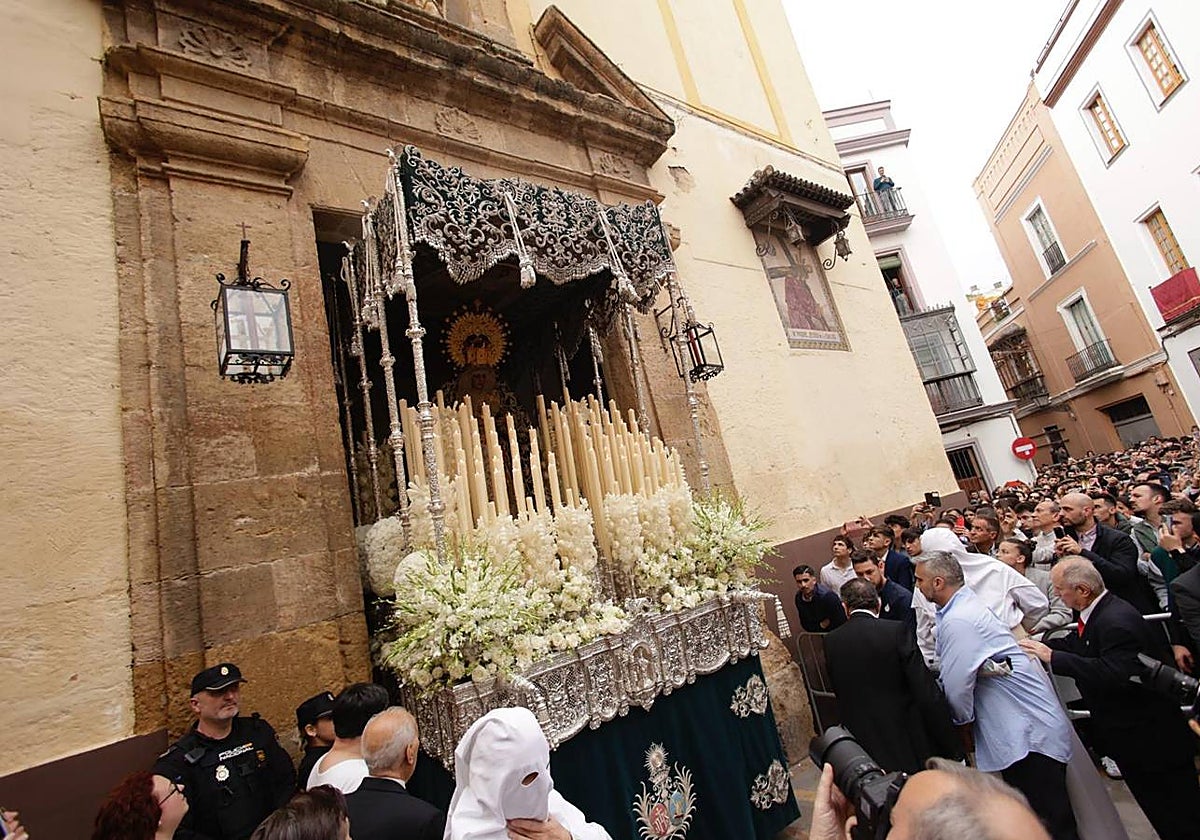 Salida de la hermandad de la Candelaria en la Semana Santa de Sevilla 2024