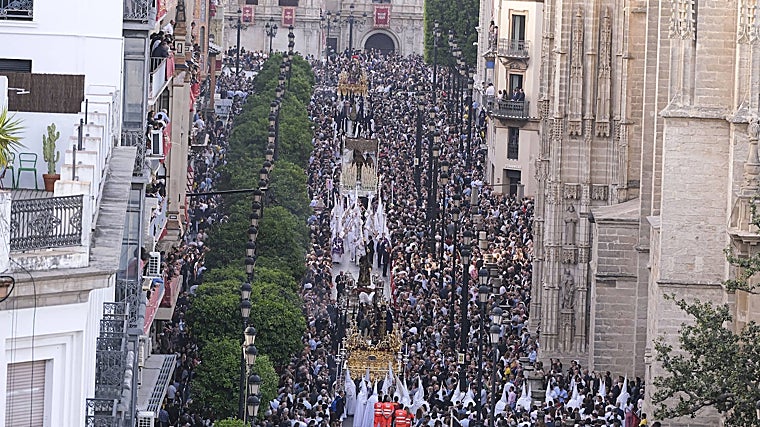 Vista de la avenida de la Constitución el Sábado Santo de 2023 con los pasos que participaron en el Santo Entierro Grande