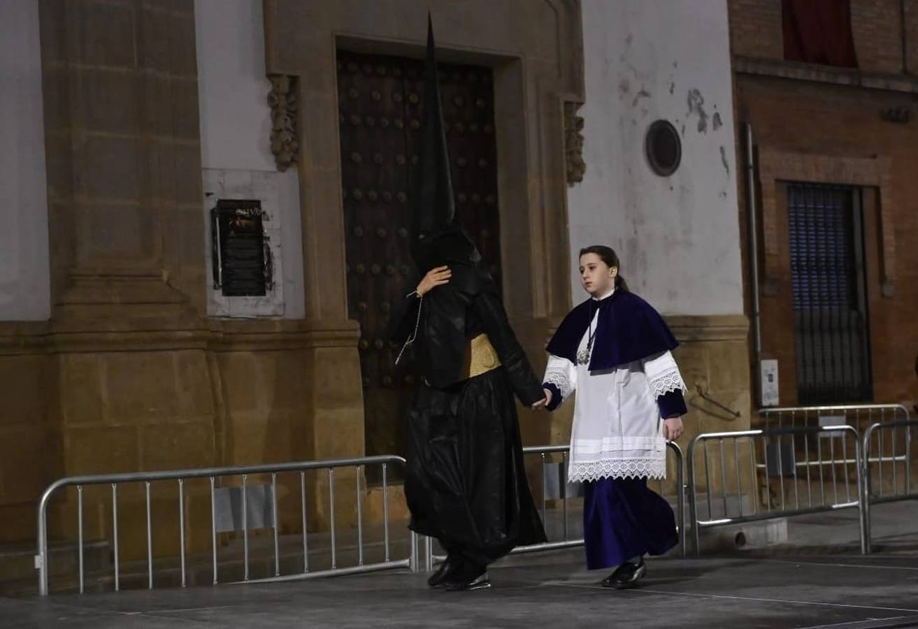 Decepción a las puertas de la parroquia de Santa Cruz, cuya hermandad no realizó estación de penitencia