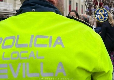La Policía Local de Sevilla salva la vida de un niño atragantado con un caramelo en la noche del Martes Santo