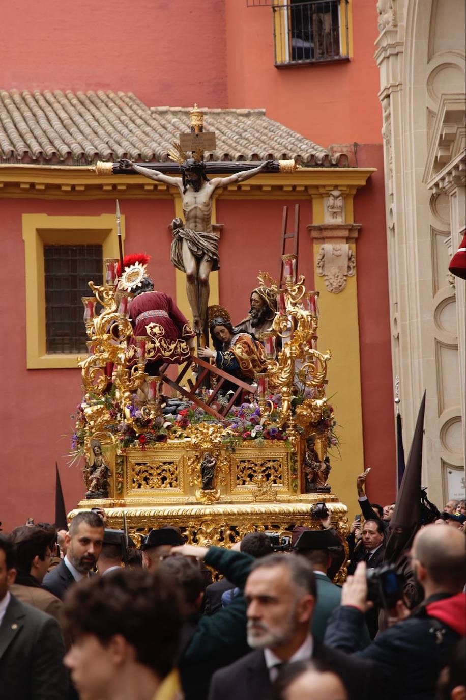 El Buen Fin desafía a la lluvia y procesiona este Miércoles Santo
