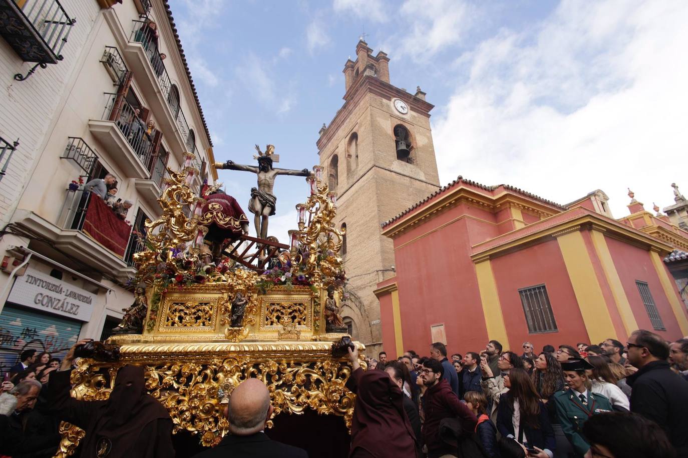 El Buen Fin desafía a la lluvia y procesiona este Miércoles Santo