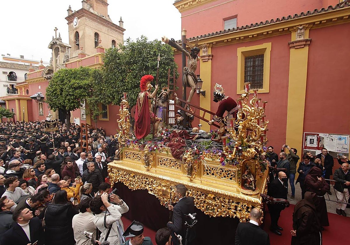 El Buen Fin desafía a la lluvia y realiza su estación de penitencia este Miércoles Santo