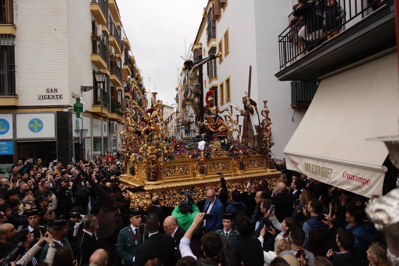 El Buen Fin desafía a la lluvia y procesiona este Miércoles Santo
