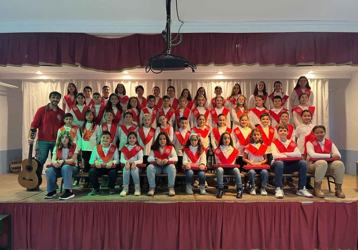 Coro del CEIP Valme Coronada, con su director, el profesor Manuel Bernet Rodríguez a la izquierda