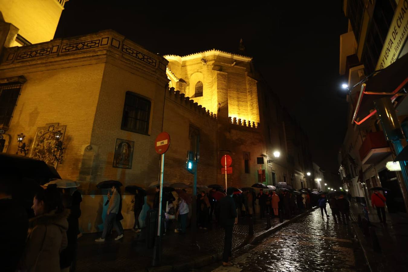 La hermandad del Cristo de Burgos no ha podido realizar su estación de penitencia en la Semana Santa de Sevilla 2024