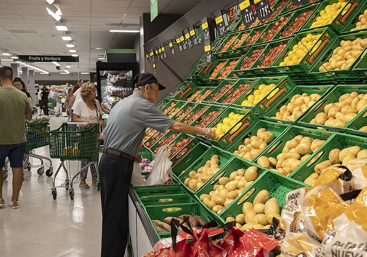 Los consumidores van un 8% más a los supermercados y compran un 6,5% menos de unidades en su cesta de la compra