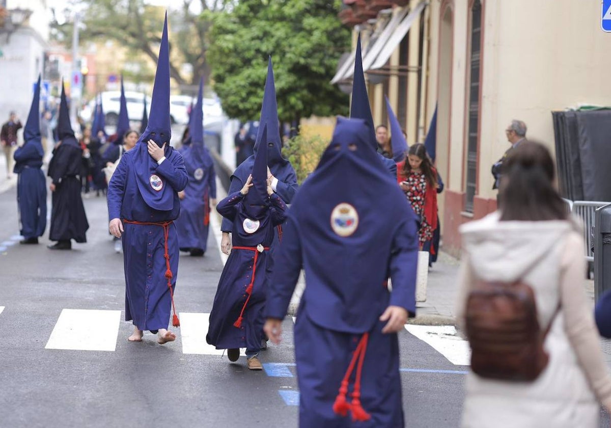 Nazarenos del Baratillo volviendo a sus casas tras comunicarse que se suspende su estación de penitencia