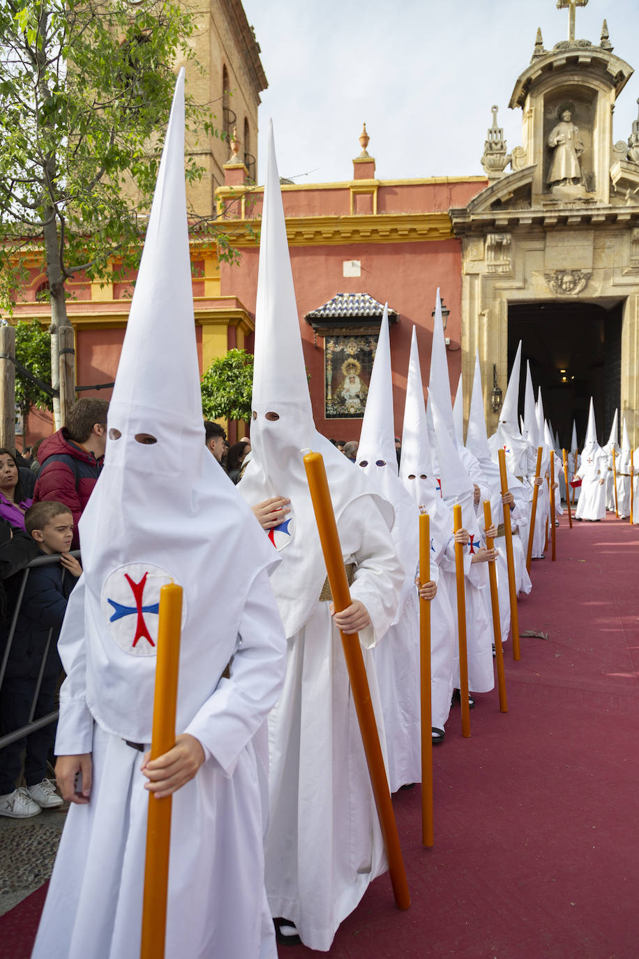 El paso de misterio de la hermandad del Dulce Nombre ha salido bajo un cielo bastante nublado