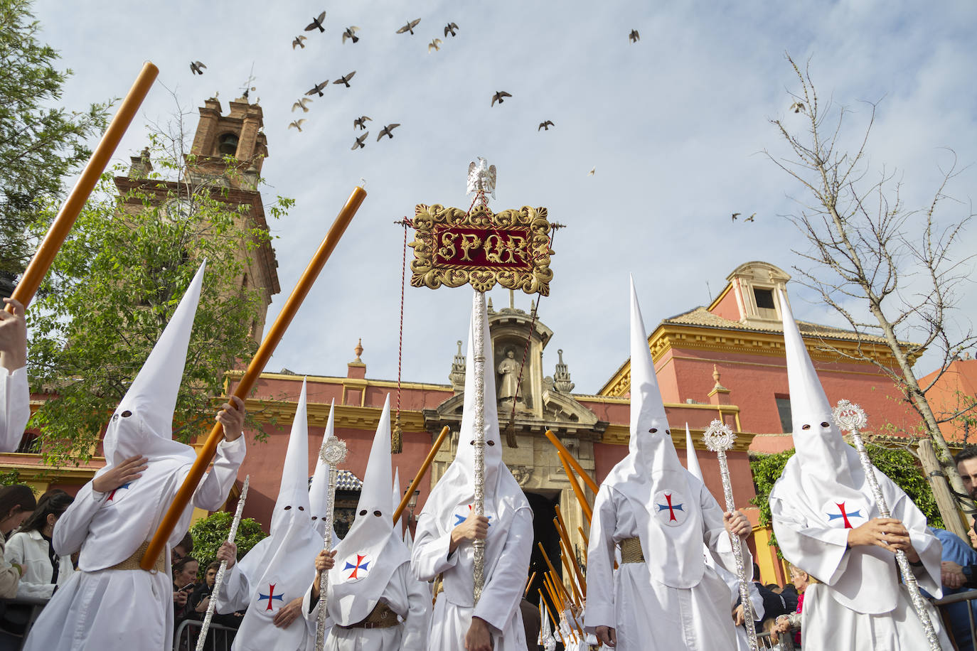 El paso de misterio de la hermandad del Dulce Nombre ha salido bajo un cielo bastante nublado
