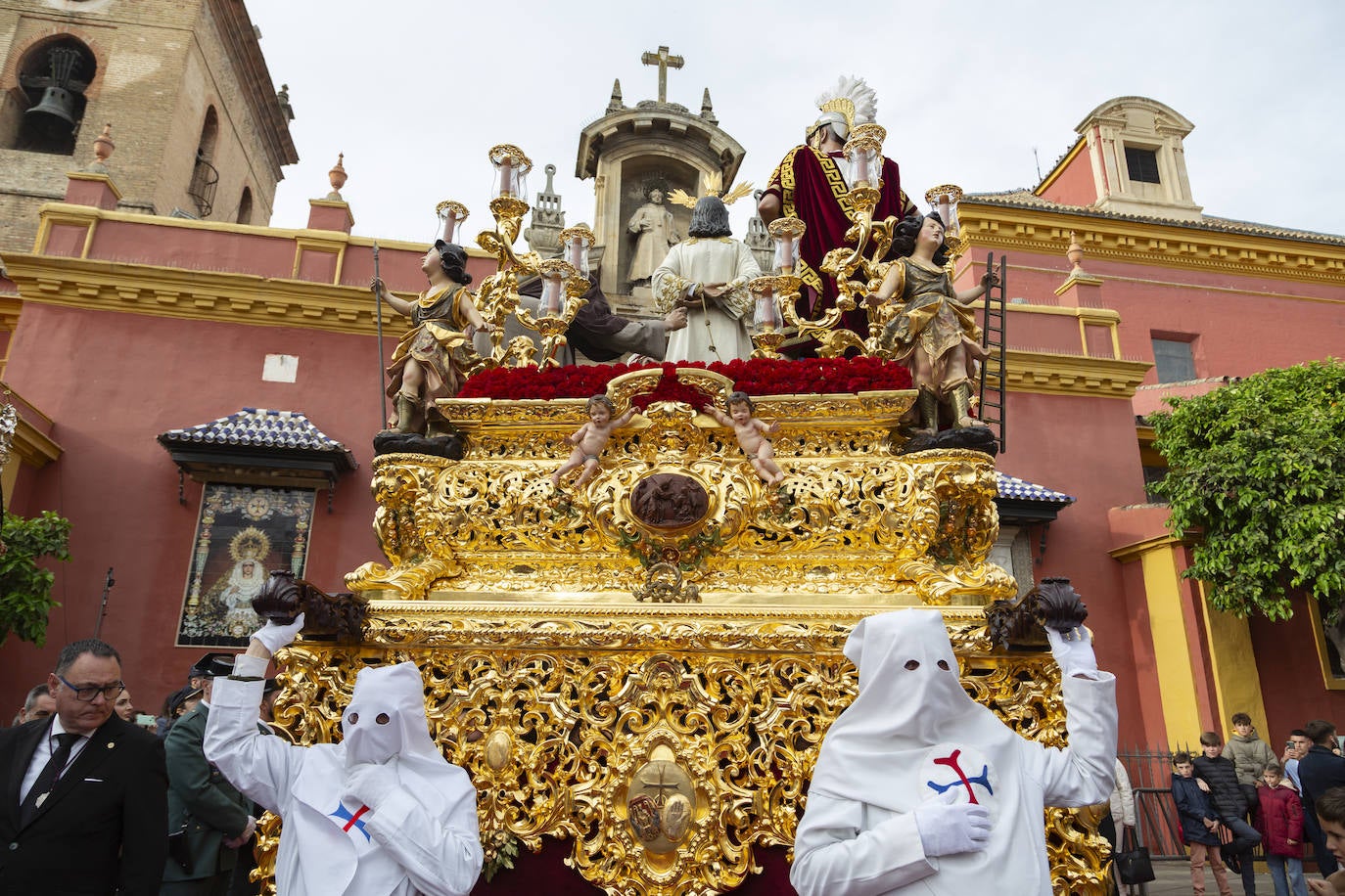 El paso de misterio de la hermandad del Dulce Nombre ha salido bajo un cielo bastante nublado
