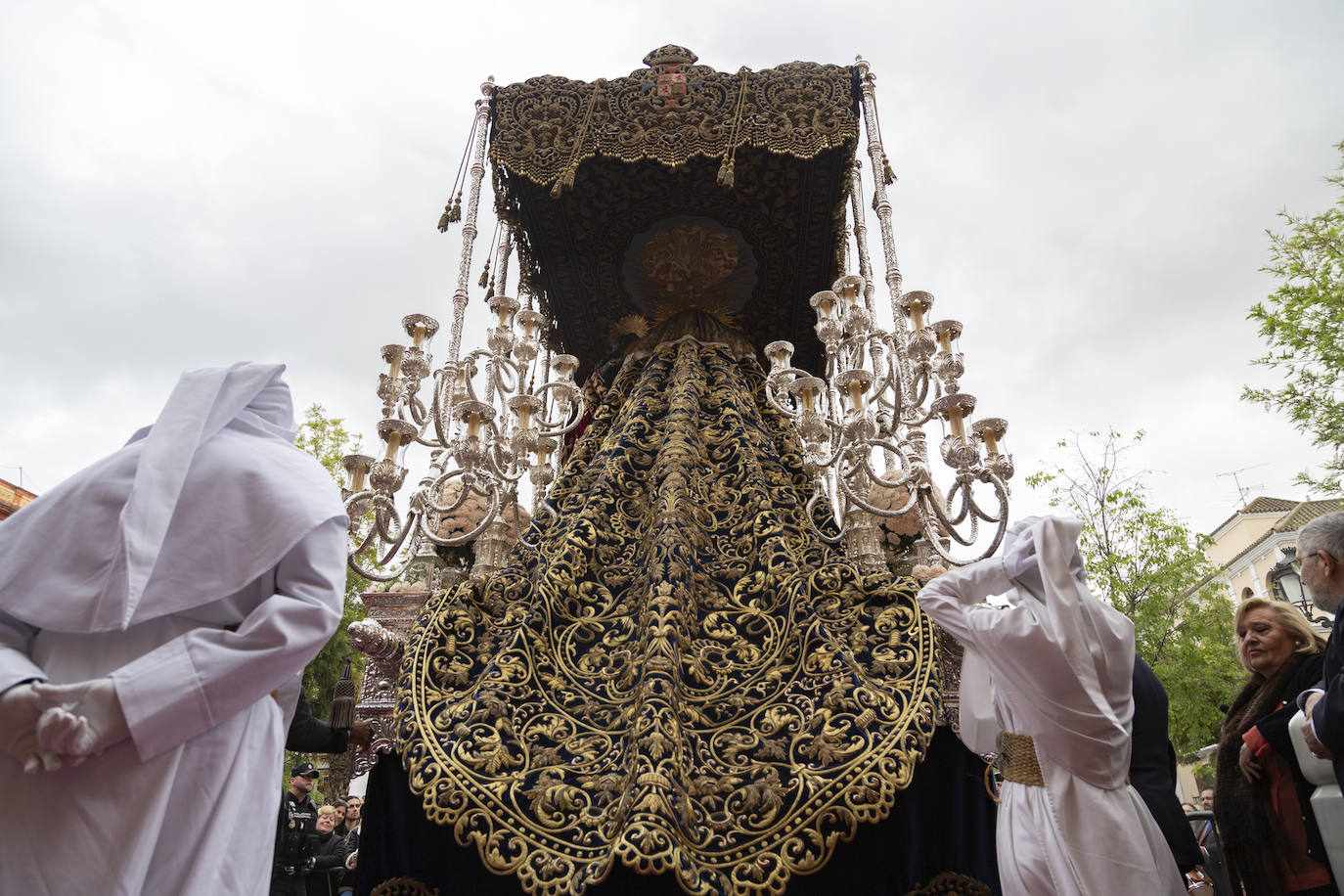 El paso de misterio de la hermandad del Dulce Nombre ha salido bajo un cielo bastante nublado