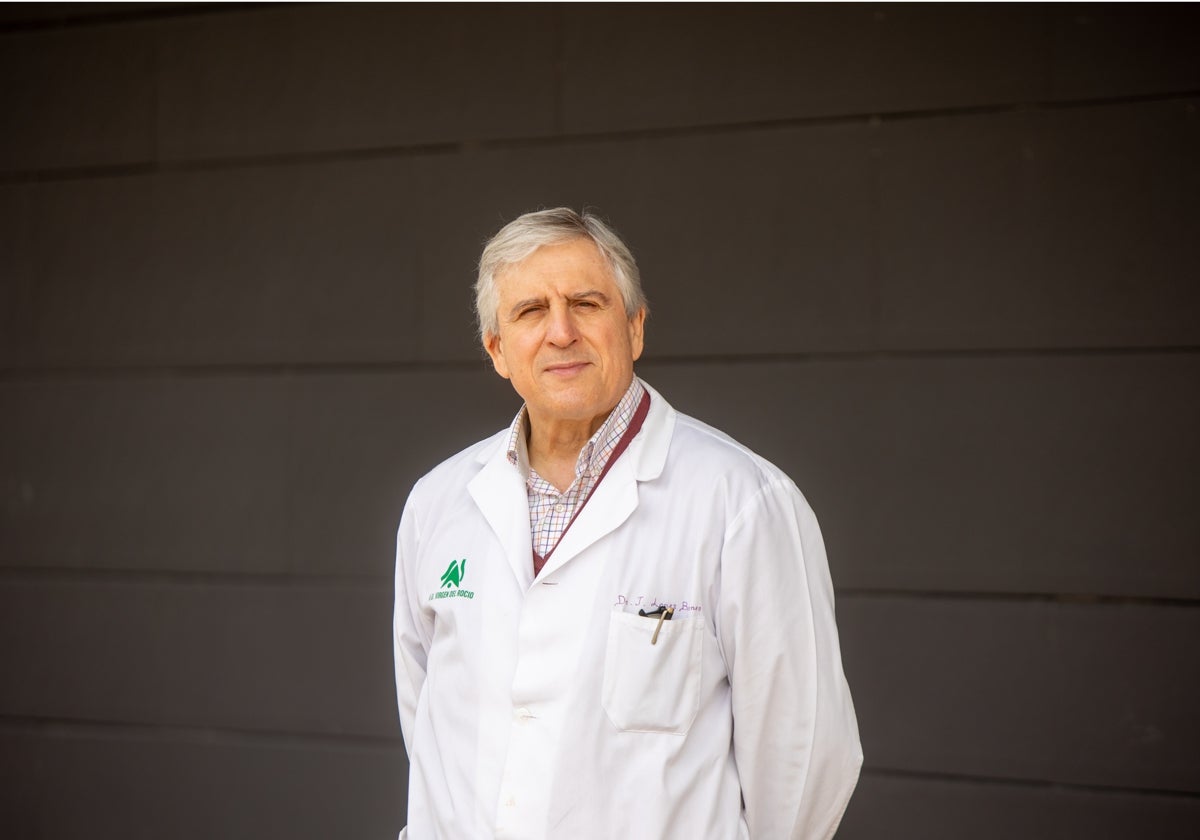 José López Barneo en la sede del Instituto de Biomedicina de Sevilla