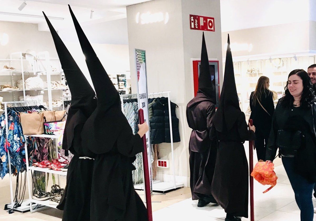 La foto de los nazarenos del Buen Fin en un centro comercial que se ha hecho viral