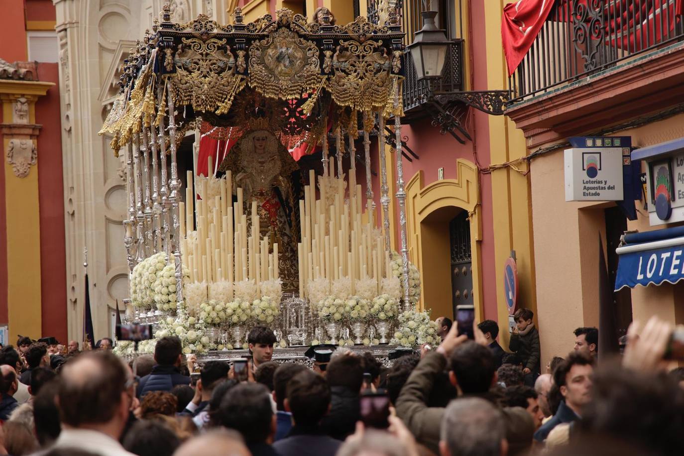 El Buen Fin desafía a la lluvia y procesiona este Miércoles Santo