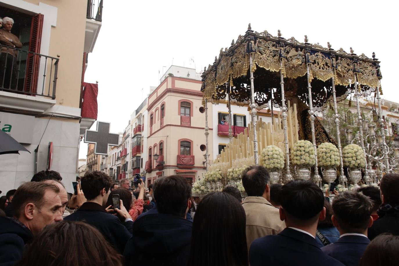 El Buen Fin desafía a la lluvia y procesiona este Miércoles Santo