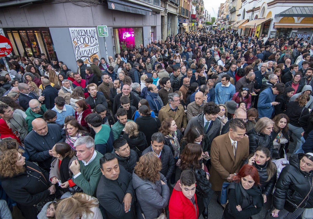 Mucho público para ver a los Javieres que al final decidió no hacer estación de penitencia