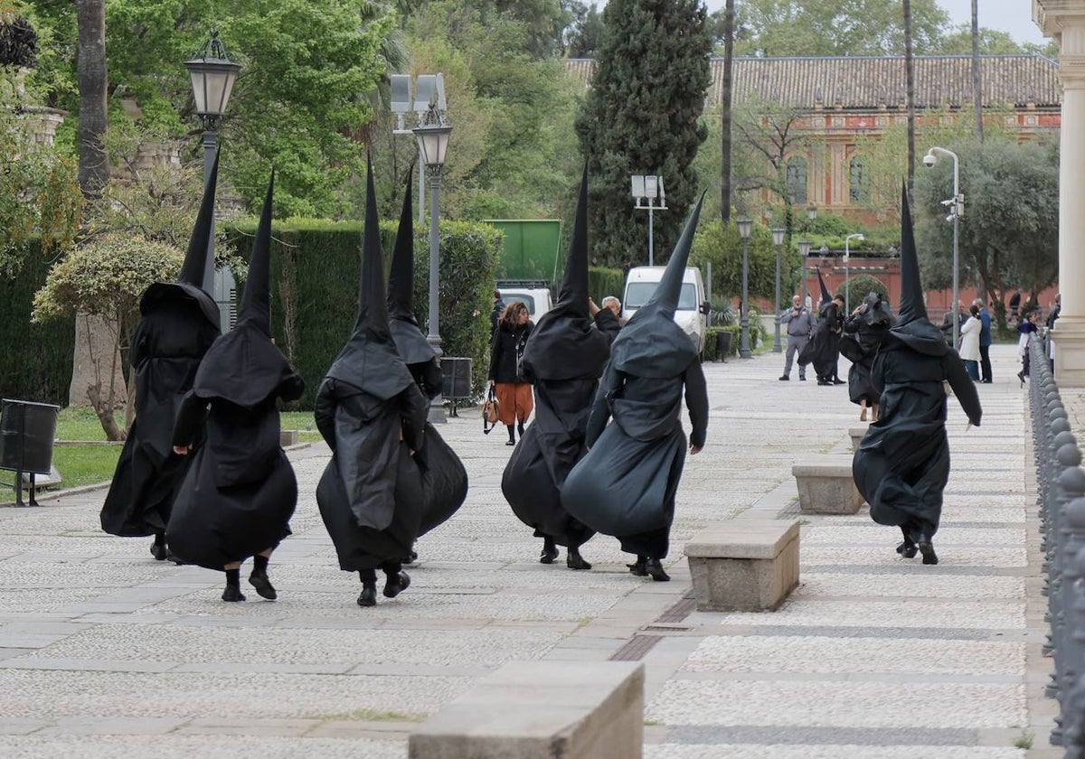 Nazarenos de Los Estudiantes volviendo a sus casas tras comunicarles que no harían estación de penitencia