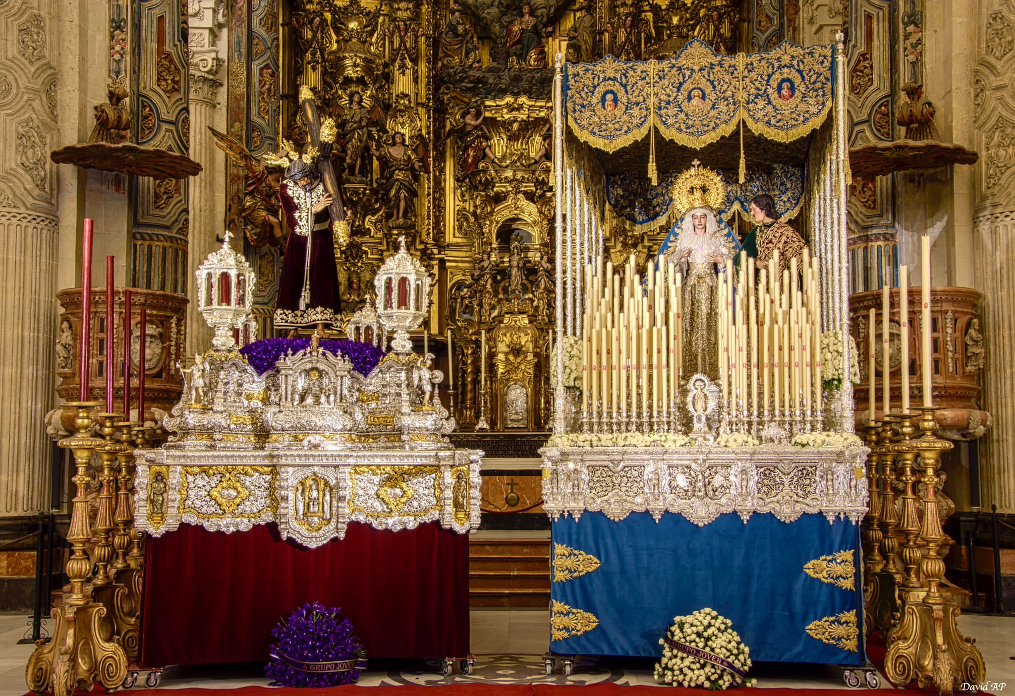 Los pasos del Señor de Pasión y de la Virgen de la Merced en el altar mayor de la iglesia del Divino Salvador