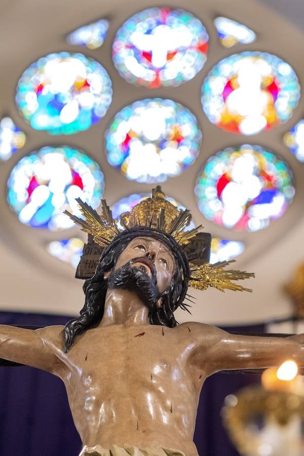 Los fieles tuvieron que contentarse con ver a las imágenes en el templo al no realizar estación de penitencia