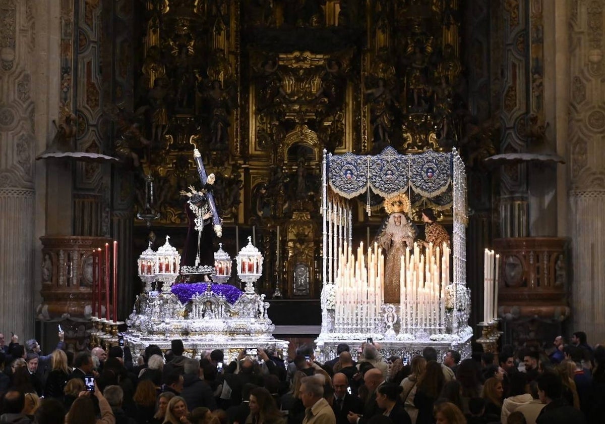 Nuestro Padre Jesús de la Pasión y la Virgen de la Merced reciben a los fieles en el Salvador este Jueves Santo