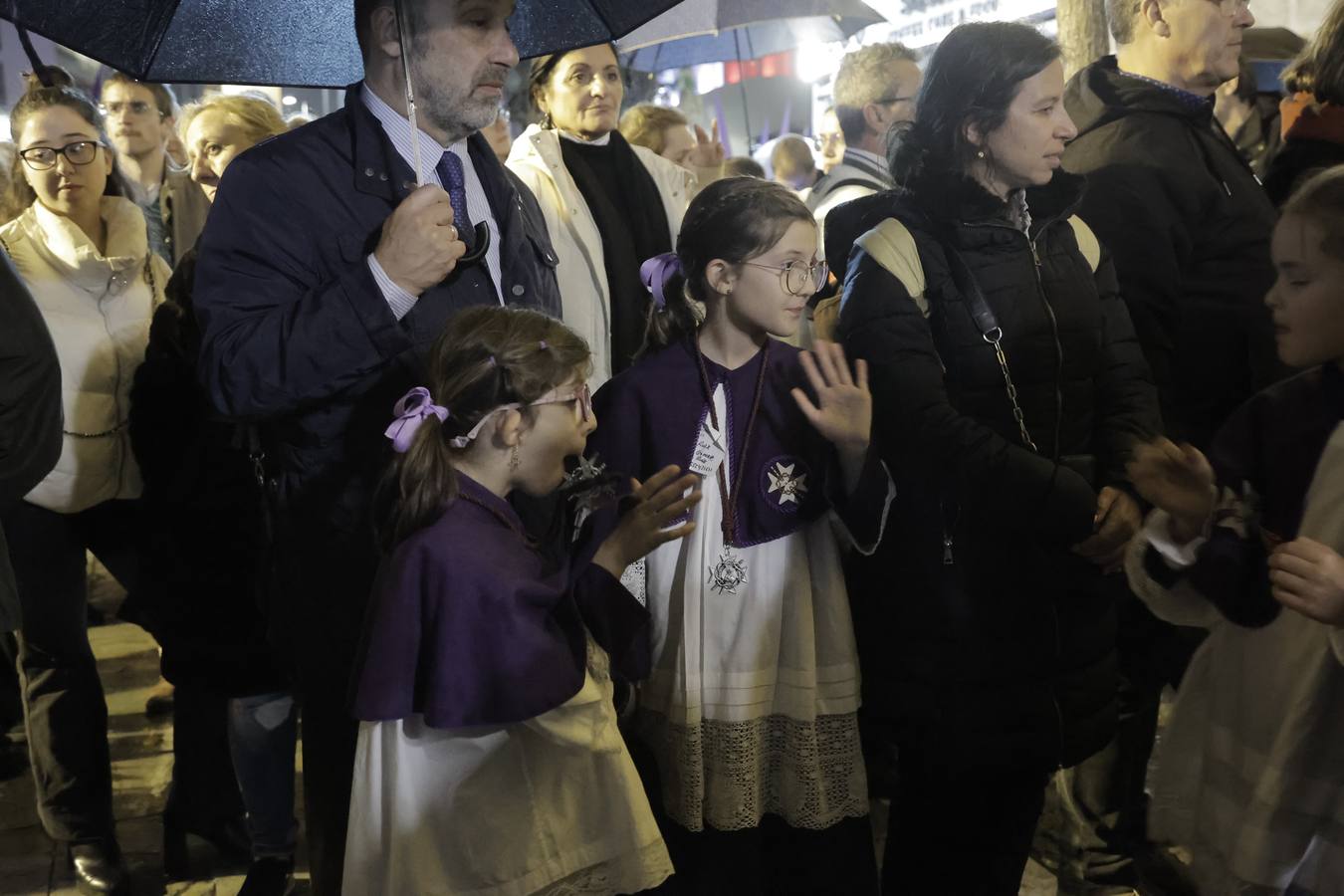 Nazarenos y costaleros se lamentan a las puertas de la iglesia de la Anunciación tras la decisión de no salir de la hermandad del Valle