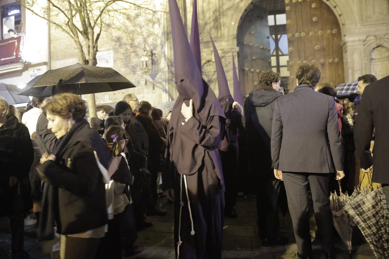 Nazarenos y costaleros se lamentan a las puertas de la iglesia de la Anunciación tras la decisión de no salir de la hermandad del Valle