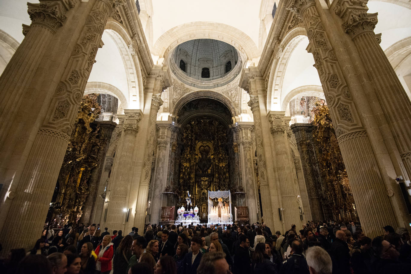 Nuestro Padre Jesús de la Pasión y la Virgen de la Merced permanecen en el Salvador este Jueves Santo debido a la lluvia