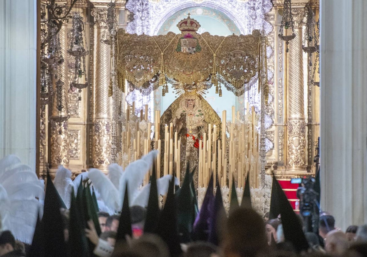 La hermandad de la Macarena no pudo procesionar por las calles de Sevilla en la Madrugada 2024 por las malas previsiones meteorológicas