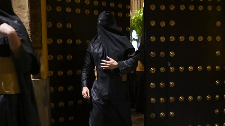 Penitente del Silencio saliendo de San Antonio Abad