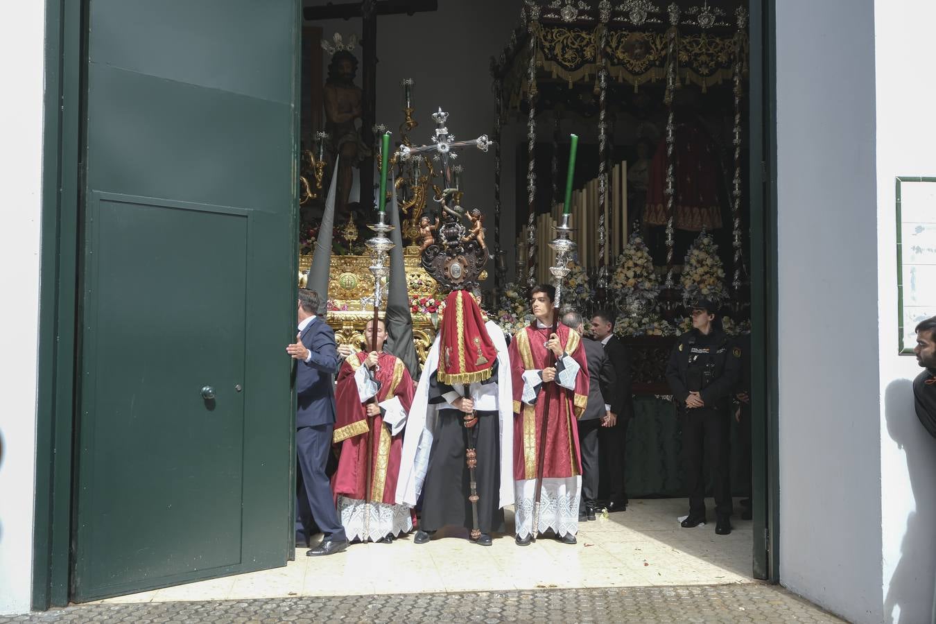 La hermandad del Sol ha sido la primera en salir el Sábado Santo