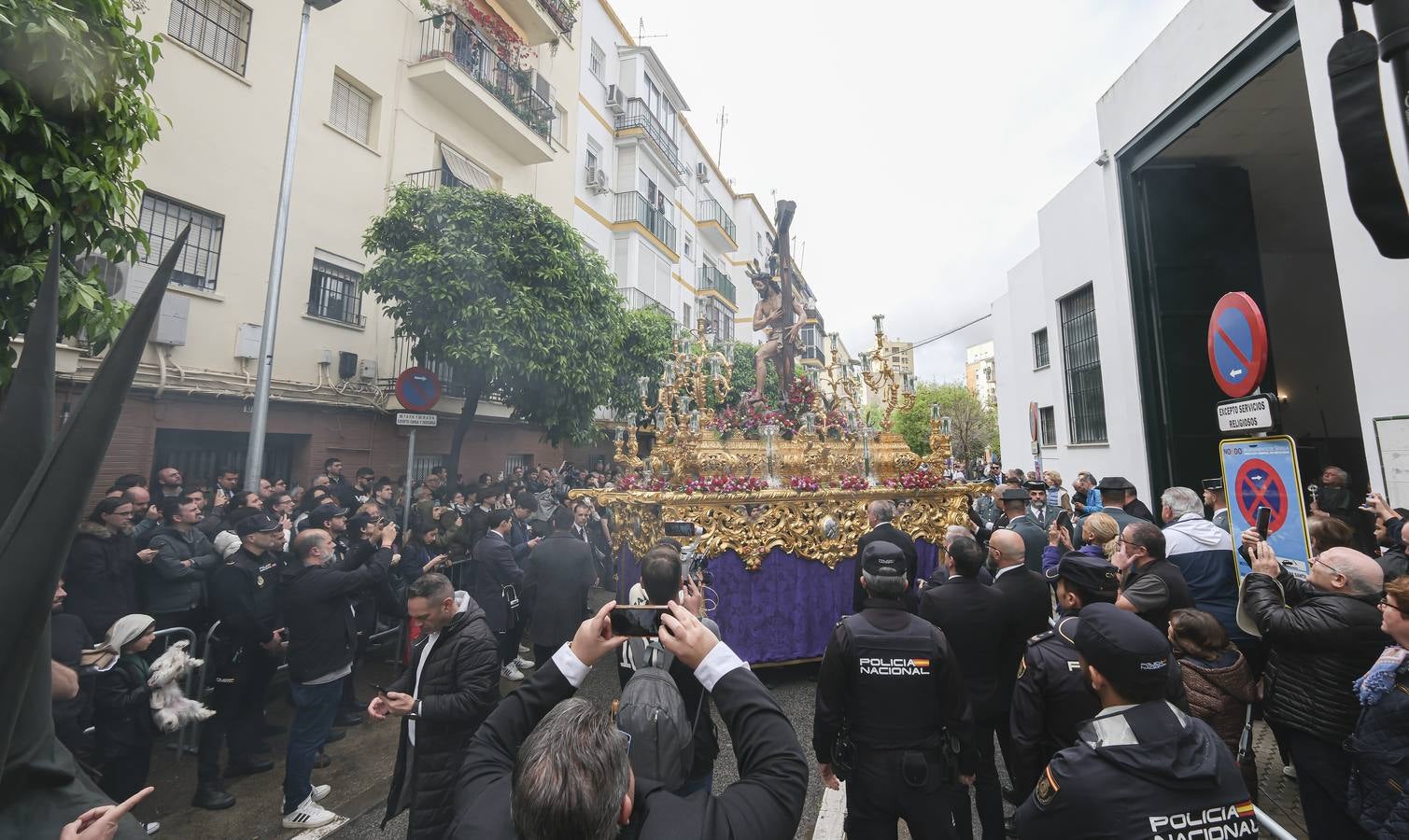 La hermandad del Sol ha sido la primera en salir el Sábado Santo