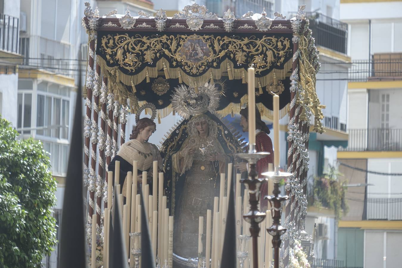 La hermandad del Sol ha sido la primera en salir el Sábado Santo