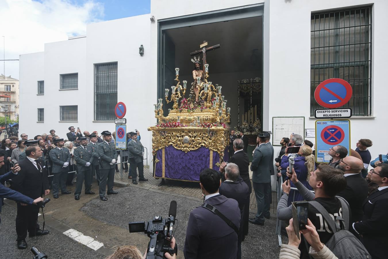 La hermandad del Sol ha sido la primera en salir el Sábado Santo