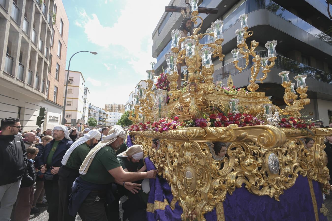 La hermandad del Sol ha sido la primera en salir el Sábado Santo