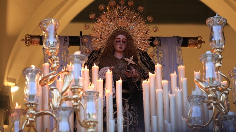 La Virgen de la Soledad mostraba una imagen inédita con ese encaje dorado que enmarcaba el rostro