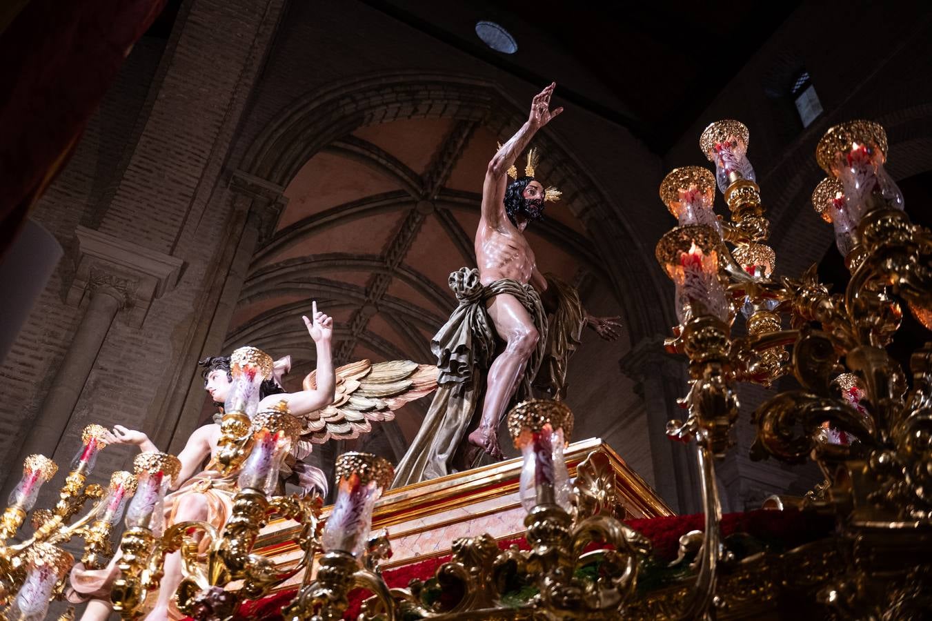 Los hermanos pudieron rezar en la iglesia de Santa Marina y culminar así una Semana Santa que será recordada por la lluvia