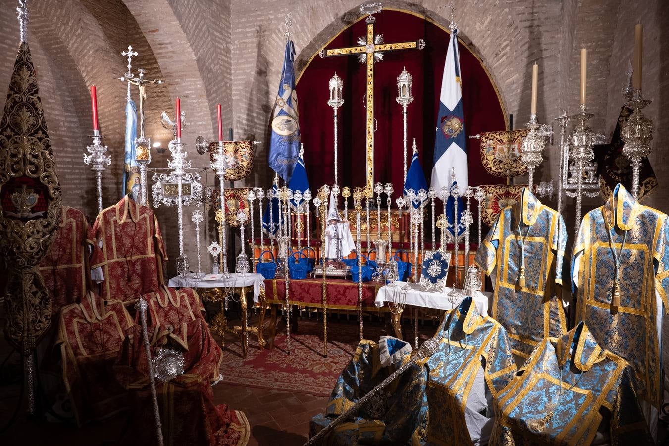 Los hermanos pudieron rezar en la iglesia de Santa Marina y culminar así una Semana Santa que será recordada por la lluvia