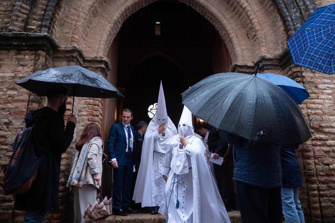 Los hermanos pudieron rezar en la iglesia de Santa Marina y culminar así una Semana Santa que será recordada por la lluvia