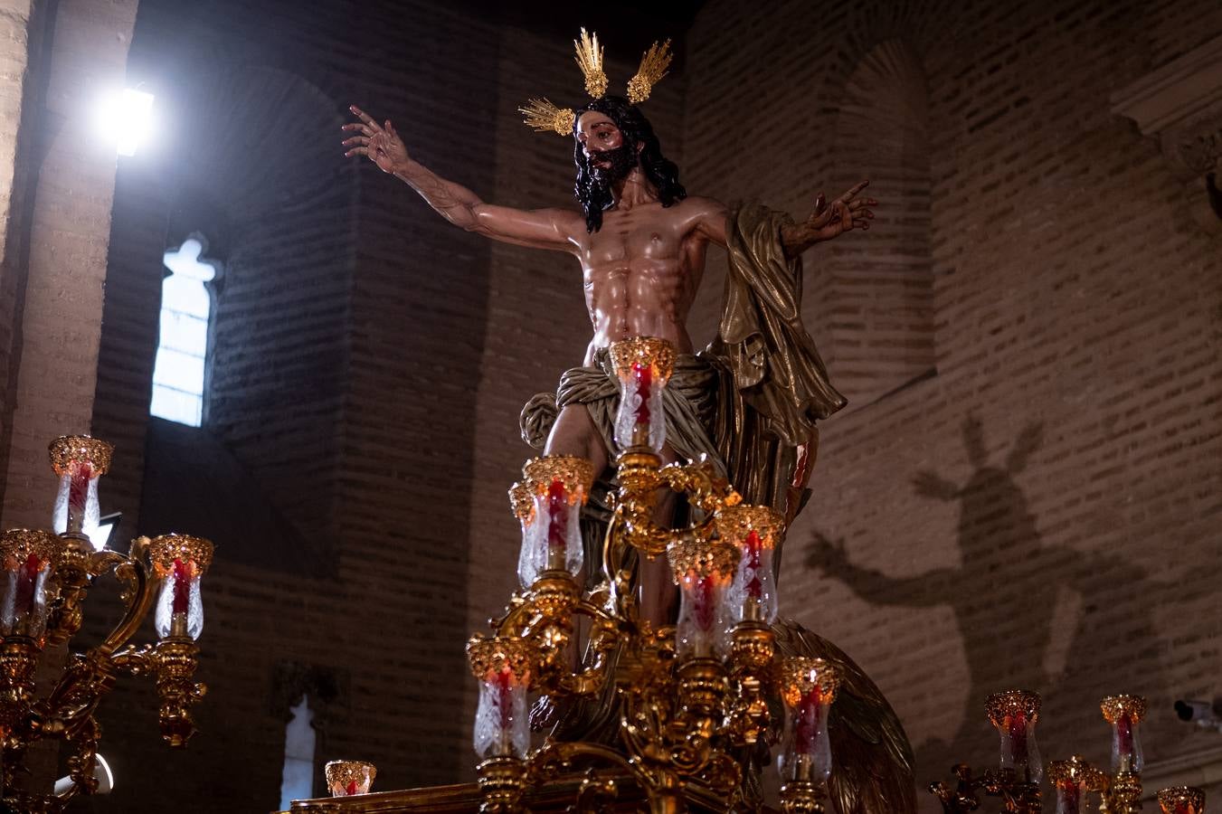 Los hermanos pudieron rezar en la iglesia de Santa Marina y culminar así una Semana Santa que será recordada por la lluvia