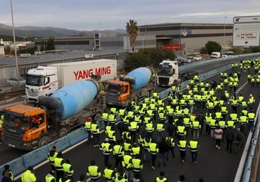 Acerinox denuncia que ha sufrido un asalto en la fábrica para provocar un incendio y valora el cierre de la planta