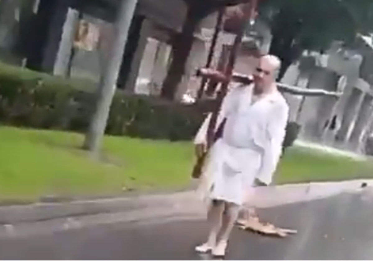 Captura del vídeo que se viralizó en 2020 en el que se veía a Jesús Moreno con una cruz a cuesta