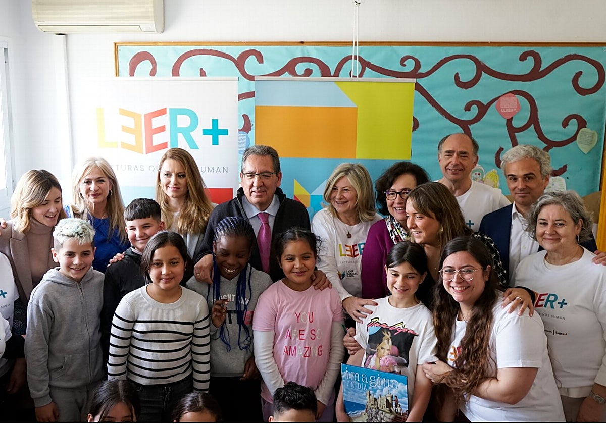 Niños que están participando en la iniciativa LEER+ de la Fundación Lara